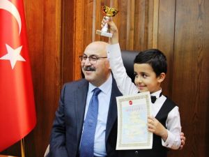 Vali Köşger, Dünya 2. minik piyanist ve TÜBİTAK şampiyonlarını ödüllendirdi