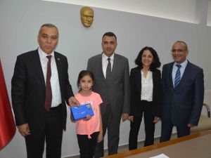 Bilinçli tüketici Elif Deniz tabletle ödüllendirildi