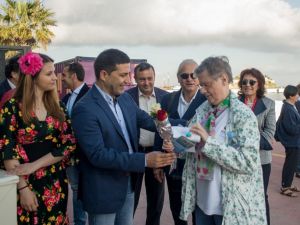 Başkan Günel, ilk seferini yapan gemiden inen turistleri çiçeklerle karşıladı