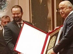 Öğretim üyesi Özcan’a ’İlim ve Teşvik Armağanı’ ödülü