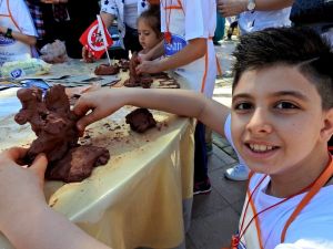 Çeşme Çamur Şenliği’nde hayallerini şekillendirdiler