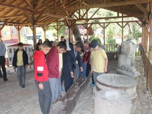 Küçük seyyahlar Eskigediz’i geziyor