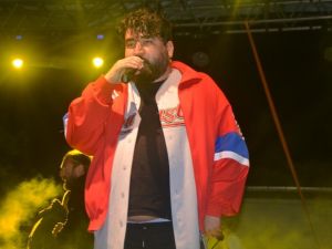 Eypio konsere geç kalınca hem yuhalandı hem de ıslıklandı