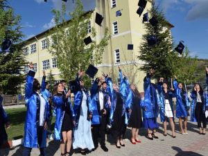 DPÜ Pazarlar Meslek Yüksekokulu’nda mezuniyet coşkusu