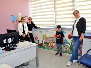 Çocuklar için hastaneyi eğlenceli hale getirdiler