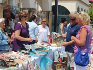 Kursiyerlerin yaptığı ürünlere turistler yoğun ilgi gösteriyor