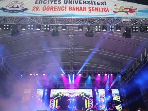 ERÜ’de Konser Veren Hande Yener, Öğrencileri Coşturdu