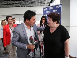 5 yıl aradan sonra geldiler, güllerle karşılandılar
