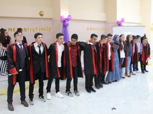 Ortaokul öğrencilerine yıl sonu mezuniyet töreni