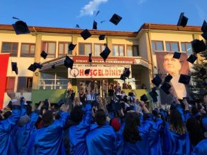 Simav Meslek Yüksek Okulu öğrencilerinin mezuniyet sevinci