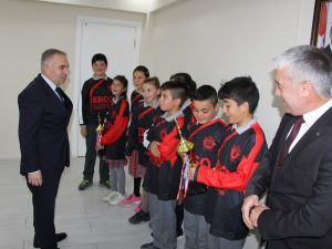 Öğrenciler başarılarını Kaymakam Duru ile paylaştılar