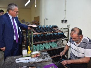 Vali Deniz, ayakkabıcı esnafının sorunlarını dinledi