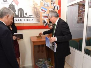 Vali Deniz öğrencilerin kumbarasına kitap hediye etti
