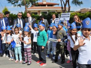 Çeşmeli minikler, trafiği durdurup şoför amcalarına çiçek verdi