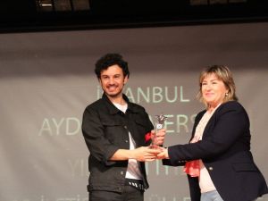 İAÜ İletişim Ödülleri’nde ünlüler geçidi