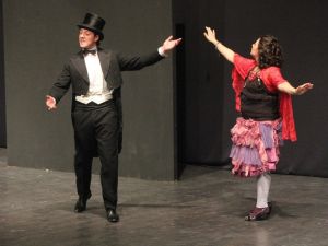 Seyirci kahkahasından oyun durdu