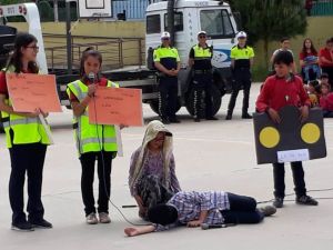 Öğrenciler trafik kurallarını drama ile öğrendi