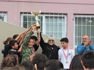 Bu okulun öğrencileri madalyaya doymuyor