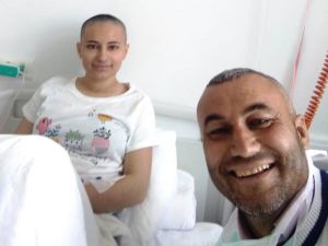 Babasıyla yan yana yataklarda ilik bekleyen Ebru’dan bağış çağrısı: “Belki sensin, bilemezsin”