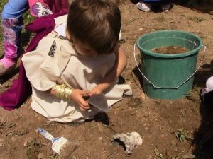 Minik eller Aizanoi Antik Kenti kazı alanında