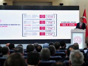 Milli Eğitim Bakanı Ziya Selçuk, "Yeni dönemde öğrencilerin okula gitme süresi 180 buçuk gün olacak" dedi.
