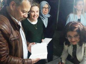 Kütahyalı yazar kitaplarını imzaladı