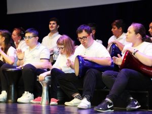 Engelli öğrencilerin gösterileri ayakta alkışlandı