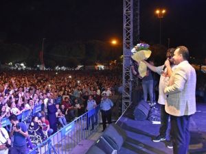 DJ Turkuaz ve Eypio Konseri Akhisarlı gençleri mest etti