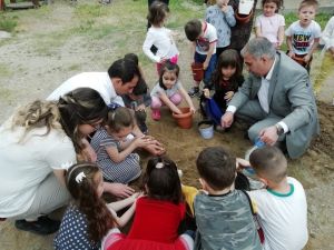 Kulalı minik öğrencilerden çimlendirme çalışması
