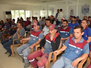 Belediyenin açık alanda çalışan işçilerine cilt kanseri anlatıldı