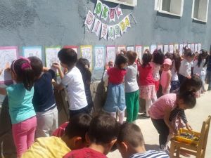 Anaokulu öğrencileri dışarıda oyun etkinliğinde