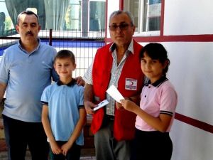 Harçlıklarının biriktirip Kızılay’a bağışladılar