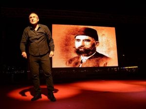 Sunay Akın, Kuşadası’nda hayranlarıyla buluştu