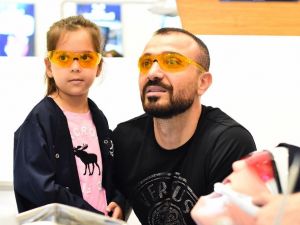 Okan Kurt kızı ile meslekleri deneyimledi