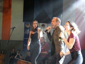 Haluk Levent ve selebral palsi hastası Gizem’den anlamlı düet