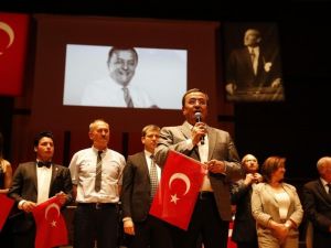 Atatürk Destanı ayakta alkışlandı