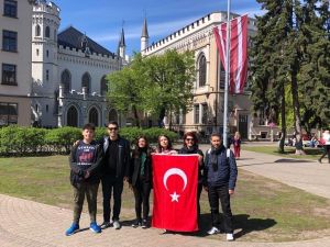 Avrupa gezisini tamamlayan öğrenciler yurda döndü