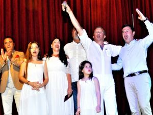 Ünlü sunucu Bodrum’da dünya evine girdi