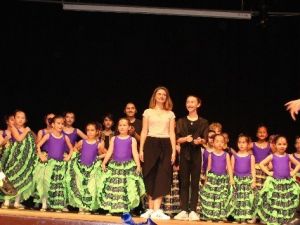 Geleceğin balerinleri izleyenleri büyüledi