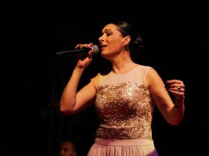 Gülay, Kuşadalı hayranlarıyla buluştu