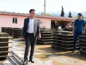 Alaşehir Belediyesi bordür taşını kendisi üretiyor