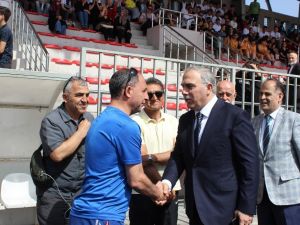 Fatih’ta başarılı sporculara kupa ve madalyaları verildi