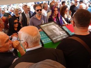 Usta oyuncu Eşref Kolçak oğlunun yanında toprağa verildi...