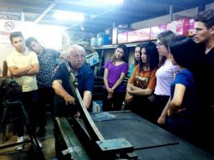 Sarıgöl’de kursiyerler 50 yıllık teneke ustasını ziyaret etti