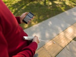 Akıllı baston kullanıcıyla buluştu