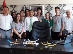 Alaşehirli öğrenciler model uçakta Türkiye 1.’si oldu