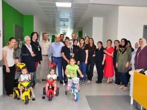 Çocuk hastalara serum askılı bisiklet