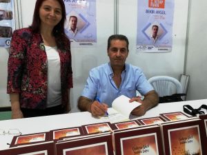 Bekir Aygül, yeni kitabı ‘Çadırın Gözü, Yeniden Doğuş’u okuyucuları için imzaladı