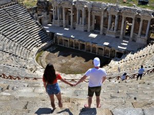 1800 yıllık antik tiyatro ihtişamıyla kendine hayran bırakıyor