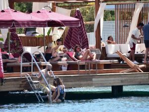 Özlem Yıldız’dan bronzlaşma dersi